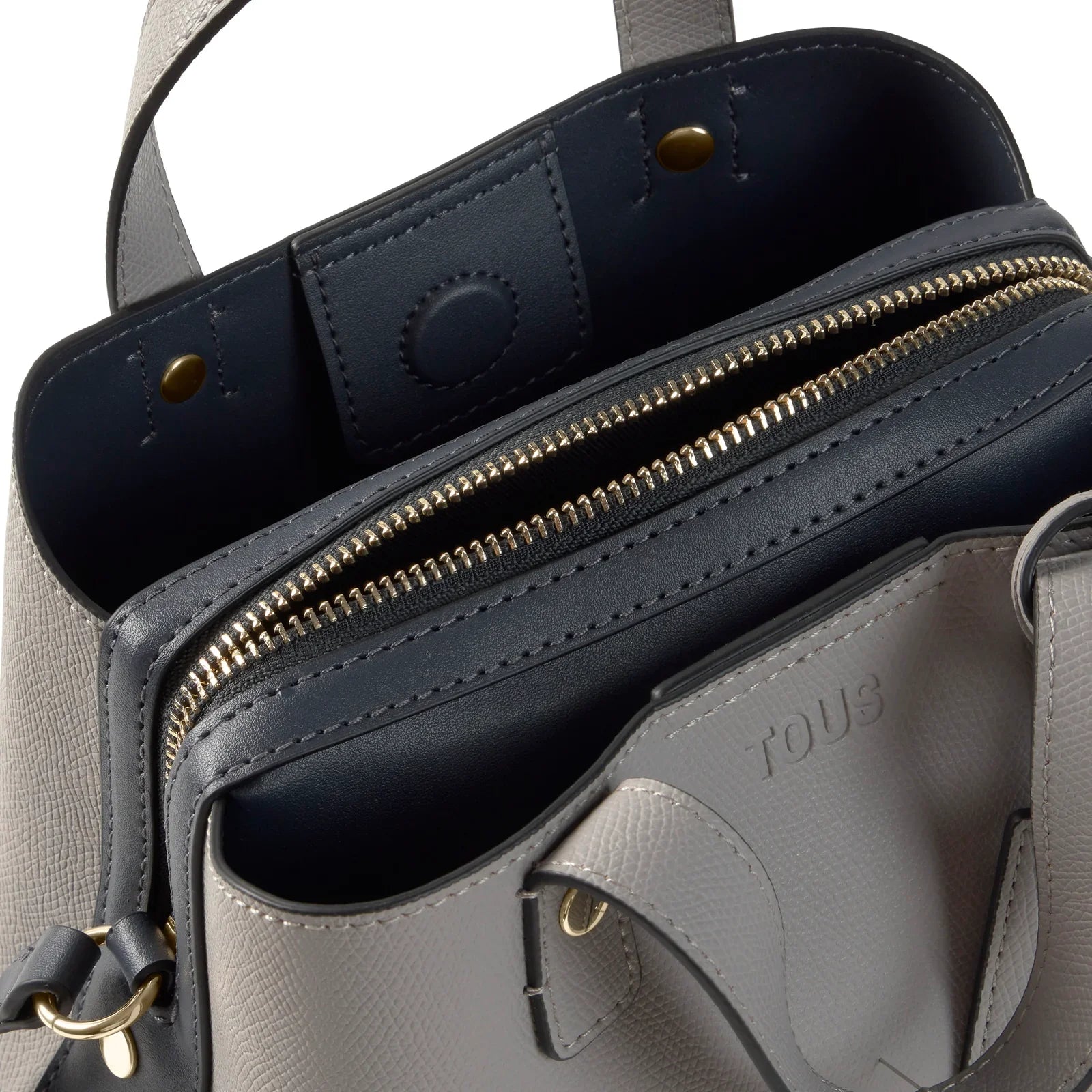 תיק יד עור אפור של TOUS, עיצוב איכותי עם רוכסן, מוצג ב-CHOZEN, מותגים בינלאומיים