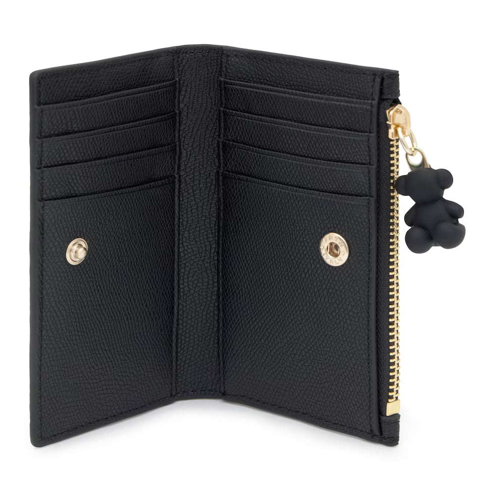 ארנק עור שחור פתוח עם רוכסן זהב וקישוט דובי, תאים לכרטיסים וכפתור מתכת