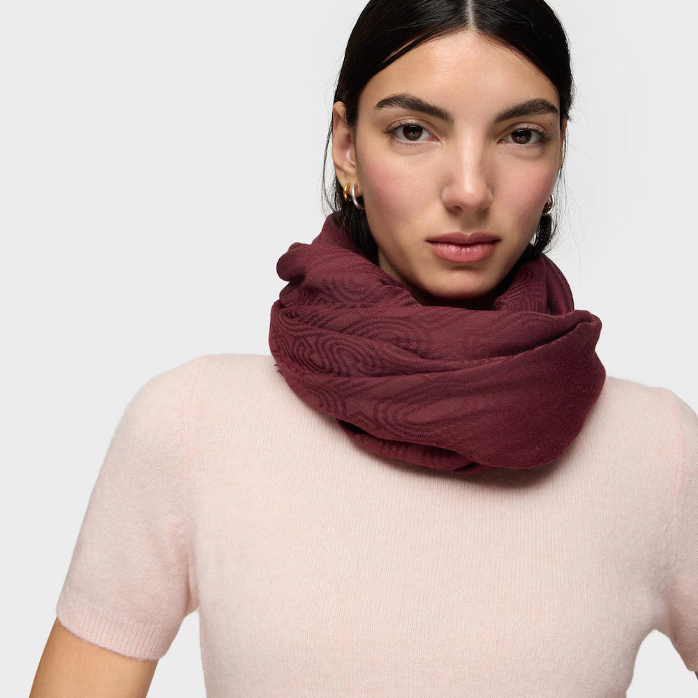 צעיף בורדו אופנתי על אישה, לוק חורפי אלגנטי, אביזרי אופנה לנשים