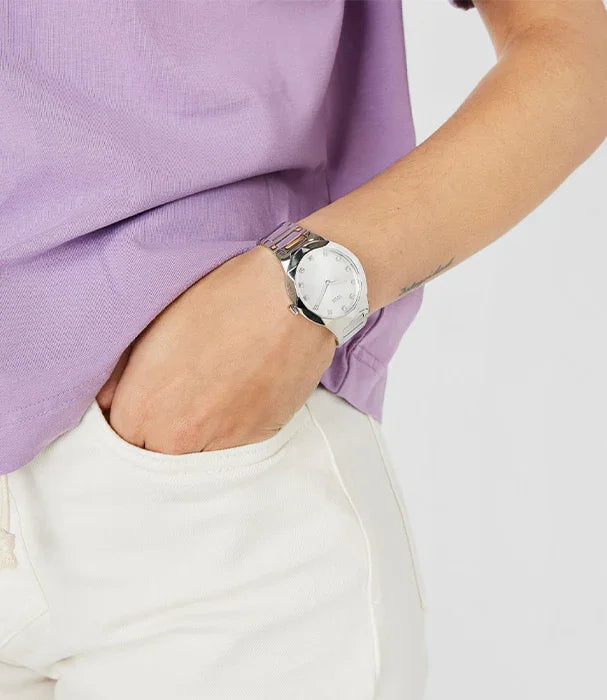 שעון יד כסוף על פרק כף יד, חולצה סגולה ומכנס לבן, מותגים ב-CHOZEN