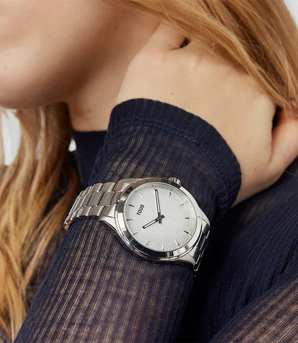 שעון יד כסף לאישה של TOUS על פרק כף יד, עיצוב יוקרתי מבית CHOZEN