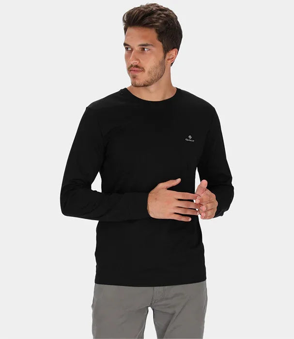 גבר לובש חולצת גאנט שחורה עם שרוולים ארוכים, CHOZEN מותגים מובילים
