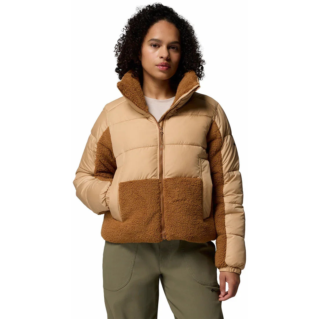 אישה לובשת מעיל חורפי מחמם בגווני חום ובז׳, אופנה עכשווית מבית CHOZEN