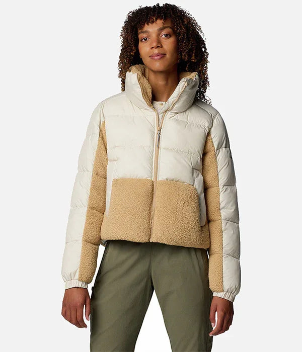 אישה לובשת מעיל פוך אופנתי בשמנת ובז', אופנת חורף CHOZEN, מותגים מובילים