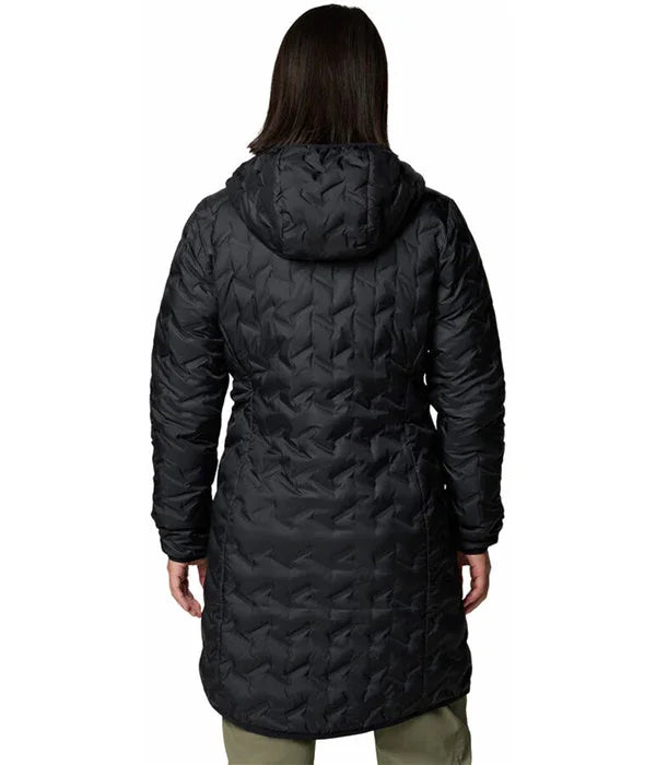 מעיל פוך שחור ארוך עם כובע, מוצג מהגב, אופנה חורפית מבית CHOZEN