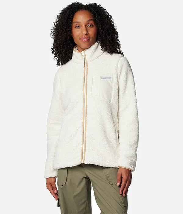 אישה לובשת פליס לבן של קולומביה, אופנה חורפית מ-CHOZEN