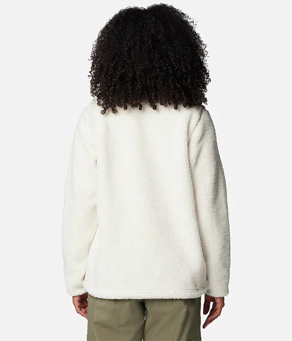 אישה עם מעיל פליז לבן, מראה אחורי, אופנת חורף, מותגי CHOZEN