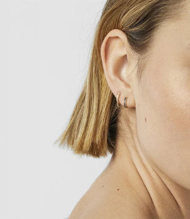 עגילי חישוק זהב לאישה, צמודים לאוזן, צילום תקריב רקע בהיר, CHOZEN מותגים מובילים