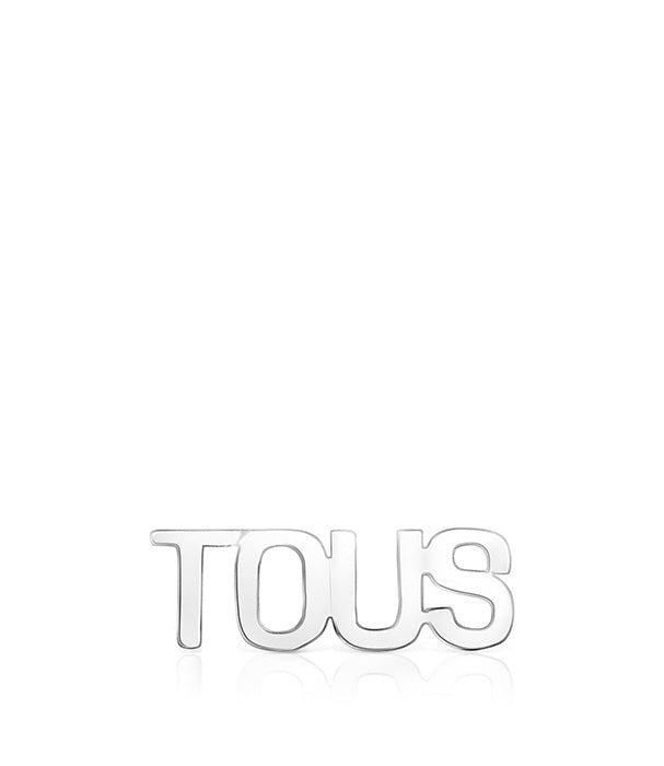 סיכת כסף בצורת המילה TOUS על רקע לבן, תכשיט אופנה אלגנטי