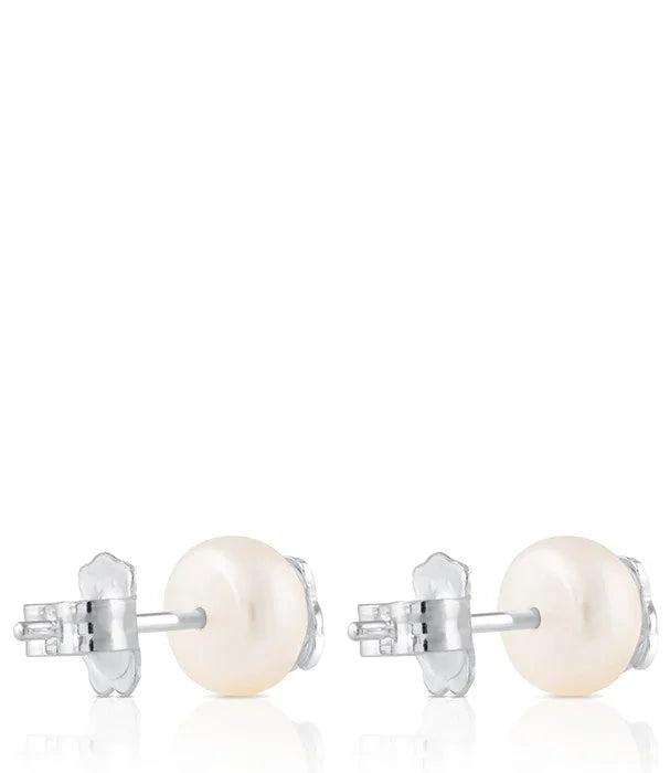 עגילי פנינה קלאסיים בצבע כסף מבית CHOZEN על רקע לבן