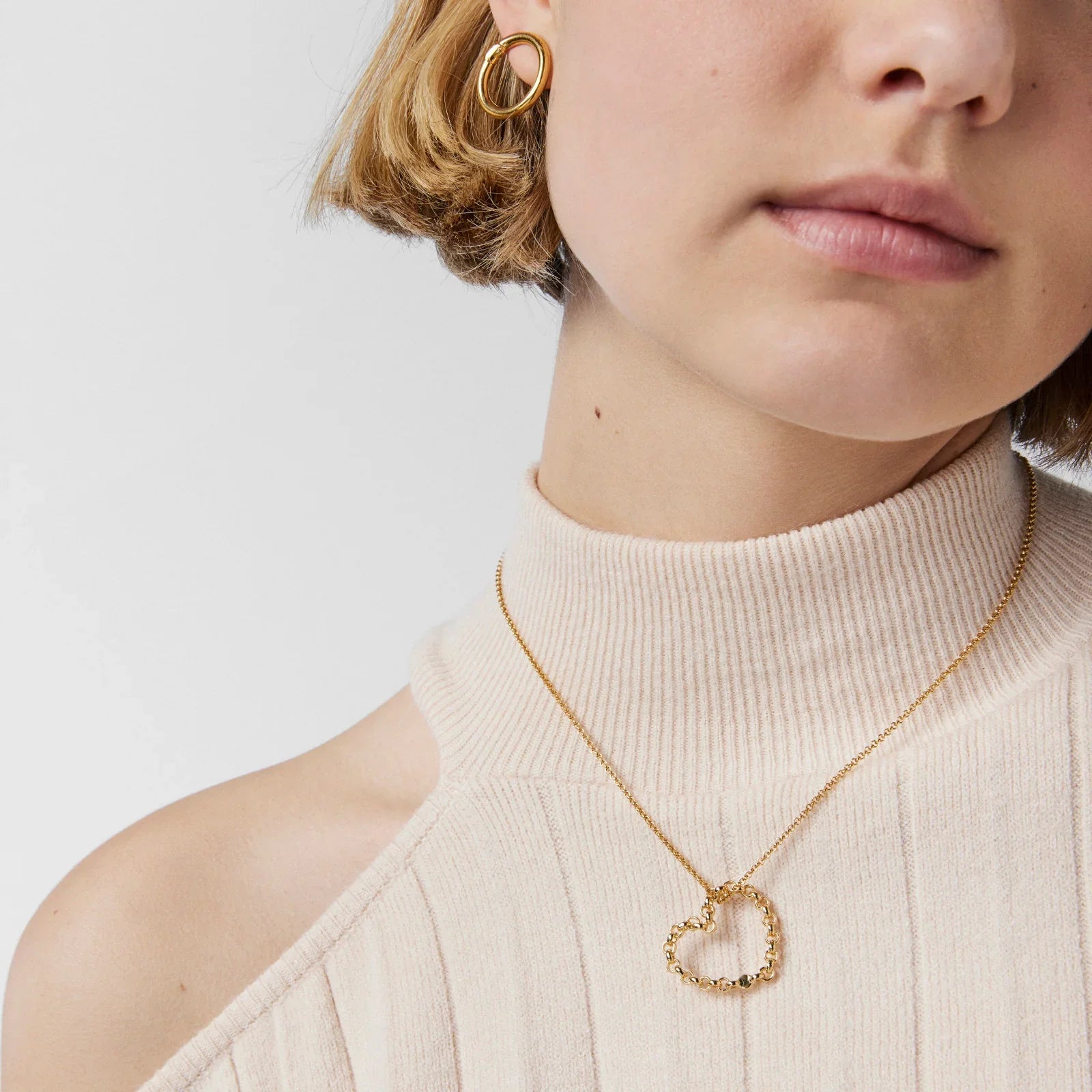 שרשרת זהב עם תליון בצורת לב ועגיל עגול על דוגמנית, תכשיטים לנשים מבית CHOZEN