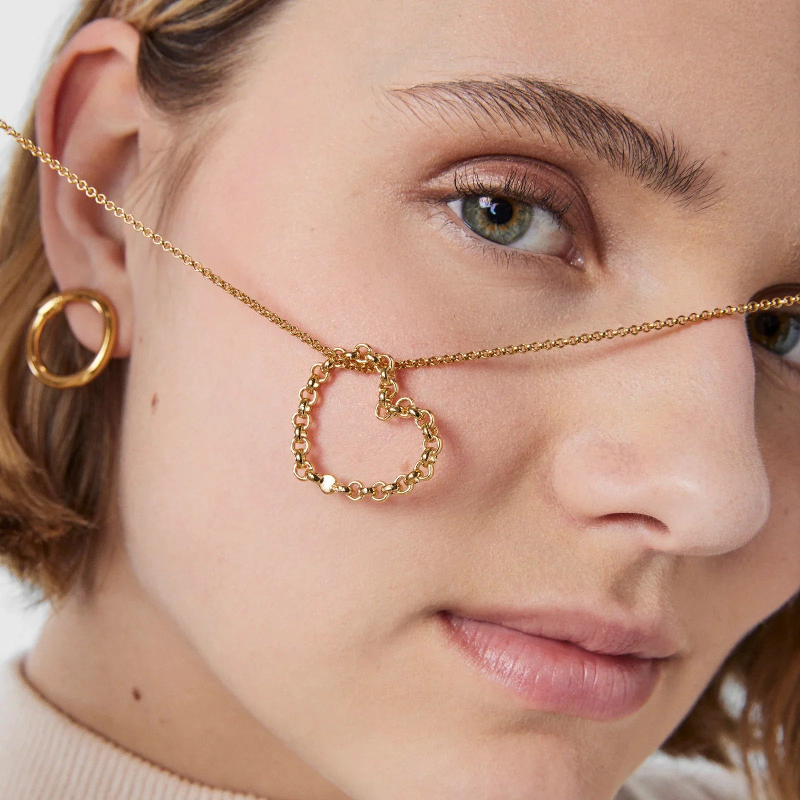 שרשרת זהב עם תליון לב ועגיל זהב עגול על דוגמנית, קראלה CHOZEN תכשיטים יוקרתיים