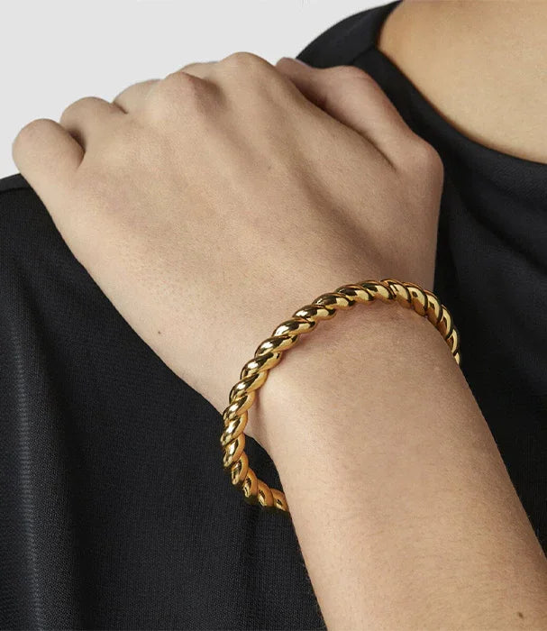 צמיד טוויסט זהב אופנתי על יד, תכשיט יוקרתי מהמותגים המובילים ב-CHOZEN