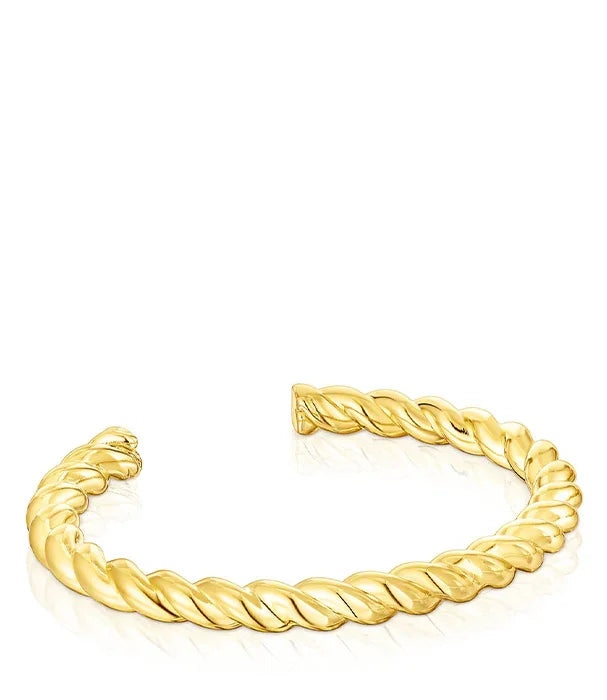 צמיד פתוח מזהב בעיצוב טוויסט מודרני מבית המותג CHOZEN, על רקע לבן