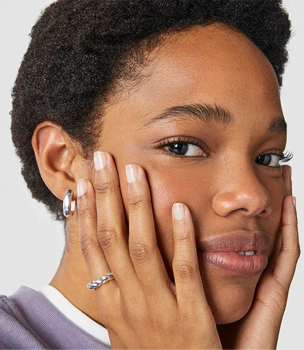 אישה צעירה עם עגיל כסף וטבעת, תכשיטים אופנתיים מבית CHOZEN