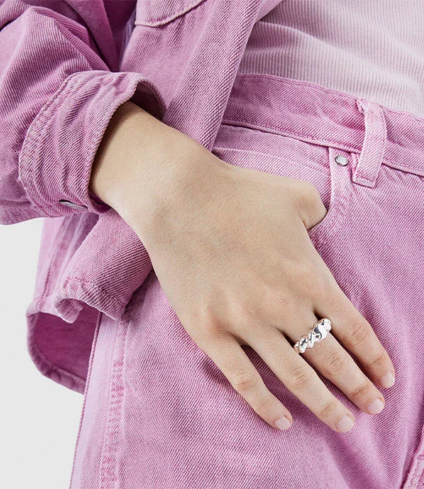 יד עונדת טבעת כסף טרנדית עם בגדים ורודים, אופנת נשים CHOZEN