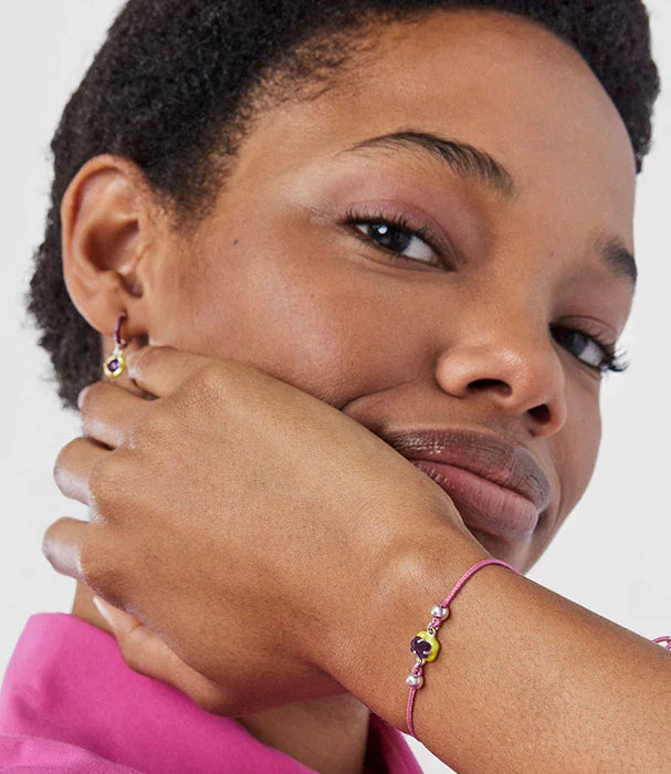 אישה עונדת צמיד סגול ועגילים תואמים, תכשיטי אופנה CHOZEN