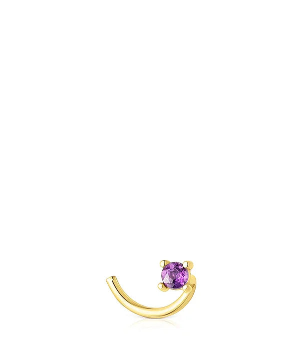 עגיל זהב מעוקל עם אבן חן סגולה על רקע לבן, תכשיט יוקרתי מבית CHOZEN