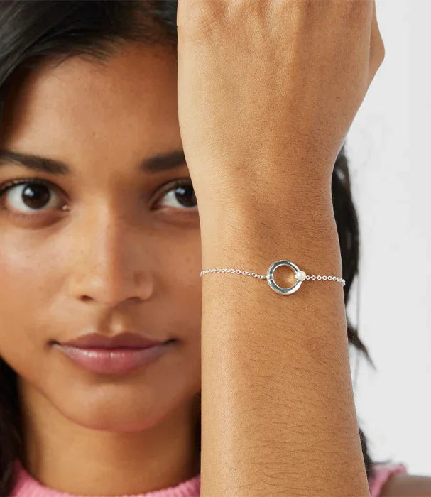 דוגמנית עונדת צמיד כסף עדין עם תליון עגול, תכשיטים אופנתיים CHOZEN