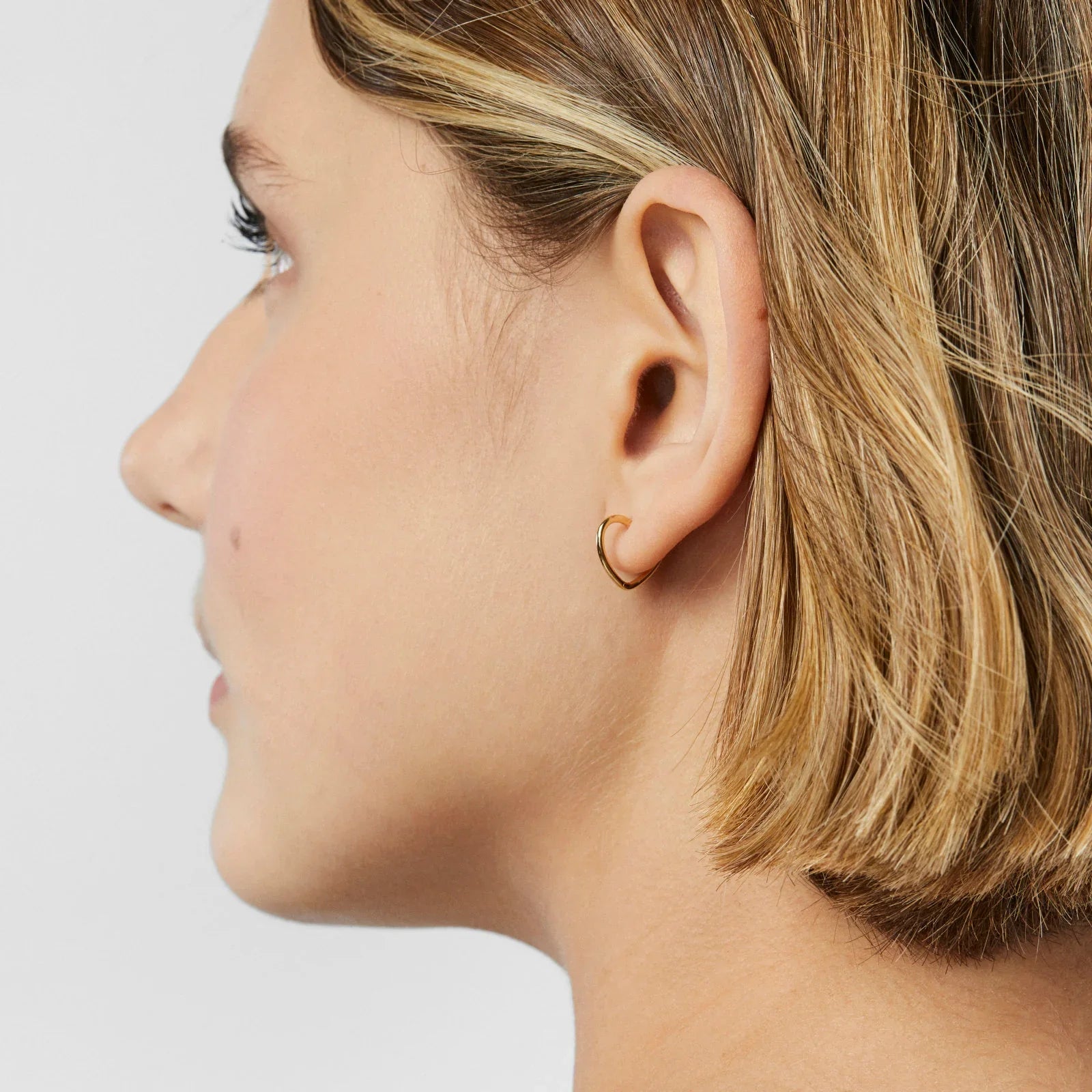 עגיל זהב עדין באוזן של אישה, תכשיטים אופנתיים CHOZEN מבית קבוצת אלפא