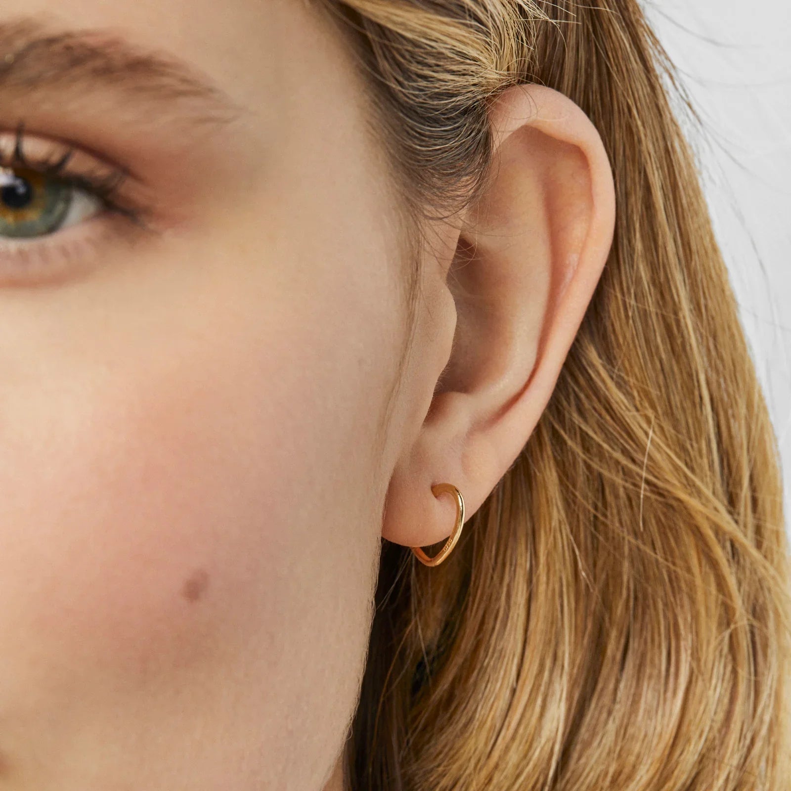 עגיל חישוק זהב קטן באוזן, תקריב, תכשיטים איכותיים CHOZEN