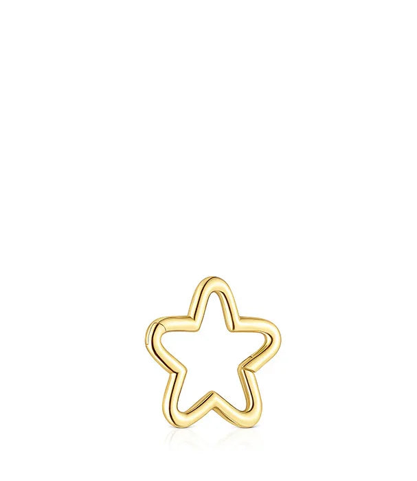 עגיל זהב בצורה של כוכב, תכשיט יוקרתי מבית CHOZEN, רקע לבן אלגנטי