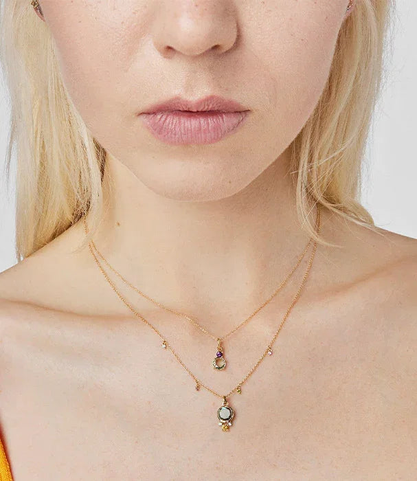 שרשרת זהב כפולה עם תליונים מעוצבים על דוגמנית, תכשיטי יוקרה CHOZEN