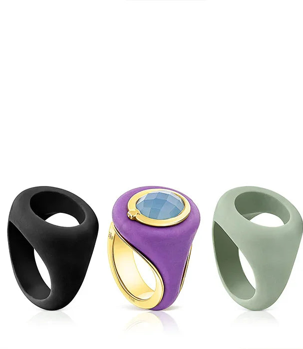 שלוש טבעות מעוצבות בצבעים שחור, סגול עם אבן תכלת וזהב, וירוק בהיר, מותג CHOZEN