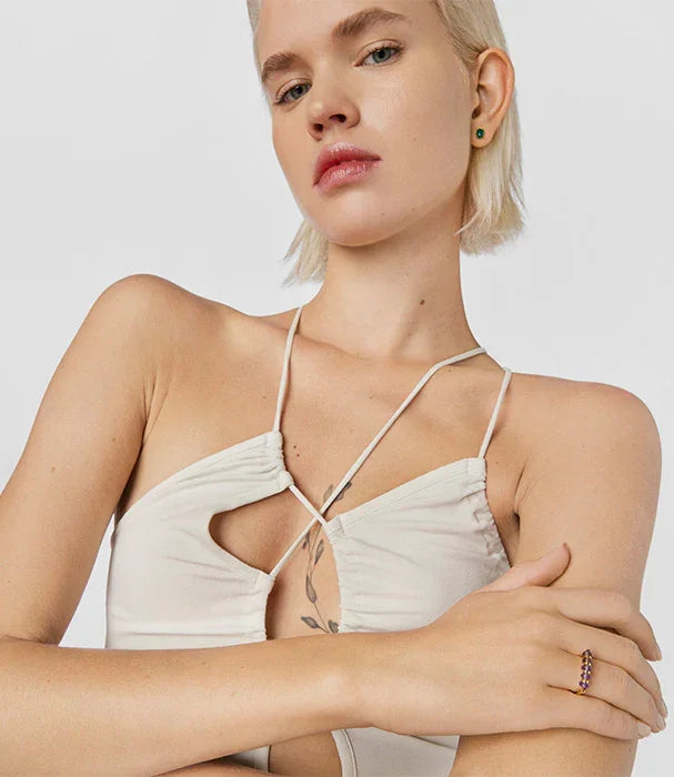 דוגמנית עם גופיית קיץ לבנה מעוצבת, עגילים ירוקים ושרשרת עדינה, צילום קמפיין CHOZEN