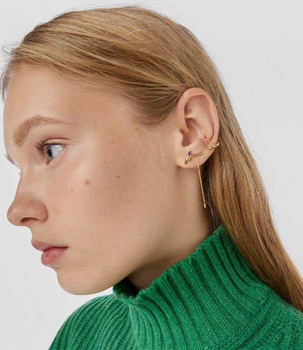 אישה עם סוודר ירוק ועגילי זהב טרנדיים, צילום אופנה מבית CHOZEN