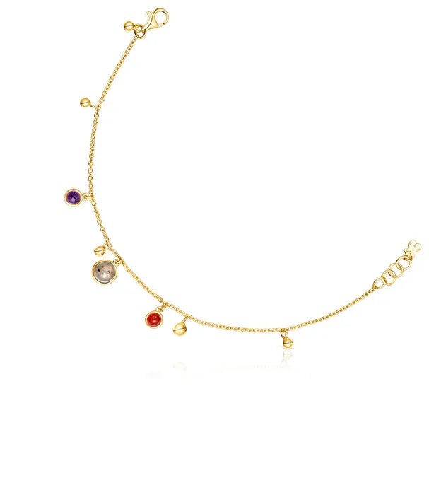 צמיד זהב עדין עם תליונים צבעוניים, תכשיט אופנתי מבית CHOZEN, צילום על רקע לבן