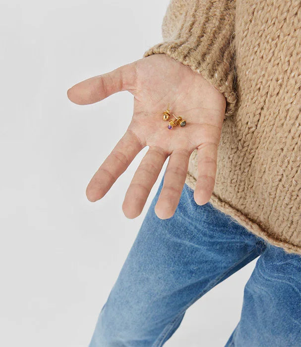 יד אוחזת עגילים זהב קטנים, סוודר בז' וג'ינס, CHOZEN תכשיטים אופנתיים