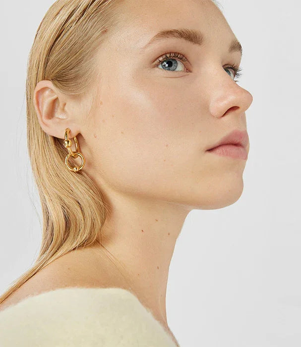 אישה עם עגילי זהב אופנתיים, צילום תקריב, CHOZEN מותגים מובילים