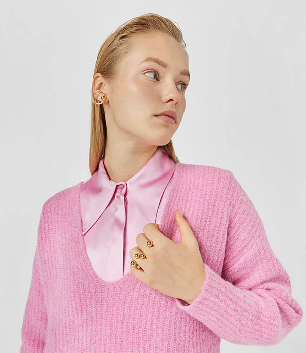 דוגמנית לובשת סוודר ורוד וחולצת משי, תכשיטים זהב, צילום אופנה ל-CHOZEN