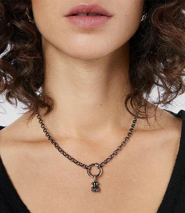 שרשרת גורמט כסף עם תליון דובי אופנתי לאישה, צילום תקריב לקטלוג CHOZEN