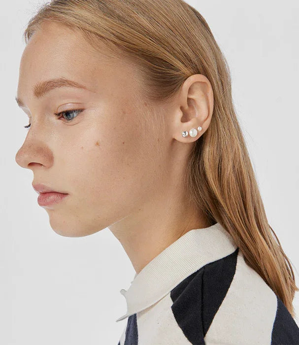 דוגמנית צעירה עונדת עגילי פנינה מודרניים, צילום סטודיו, CHOZEN מותגים מובילים