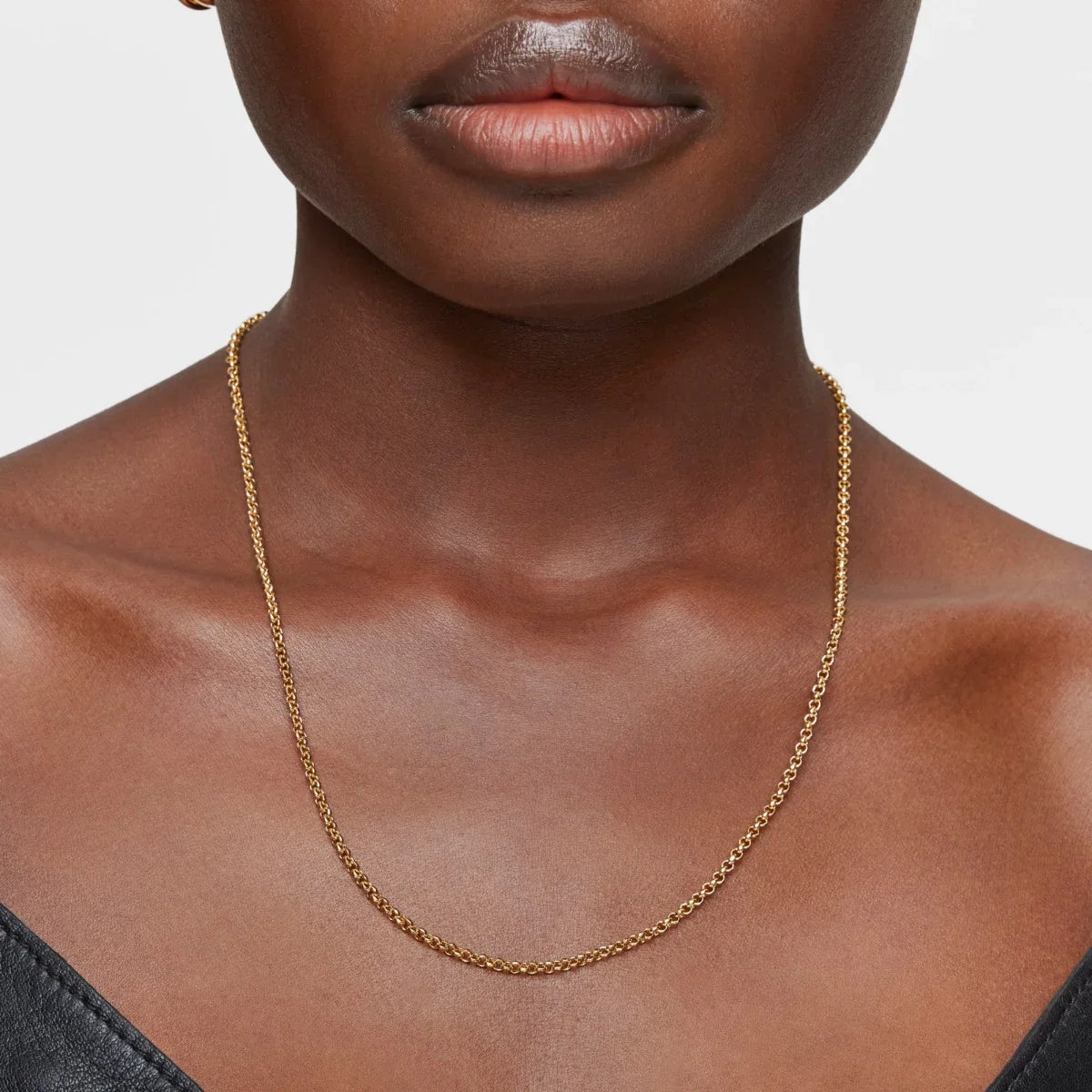 שרשרת זהב עדינה לנשים, מצולמת על דגם, CHOZEN תכשיטים יוקרתיים