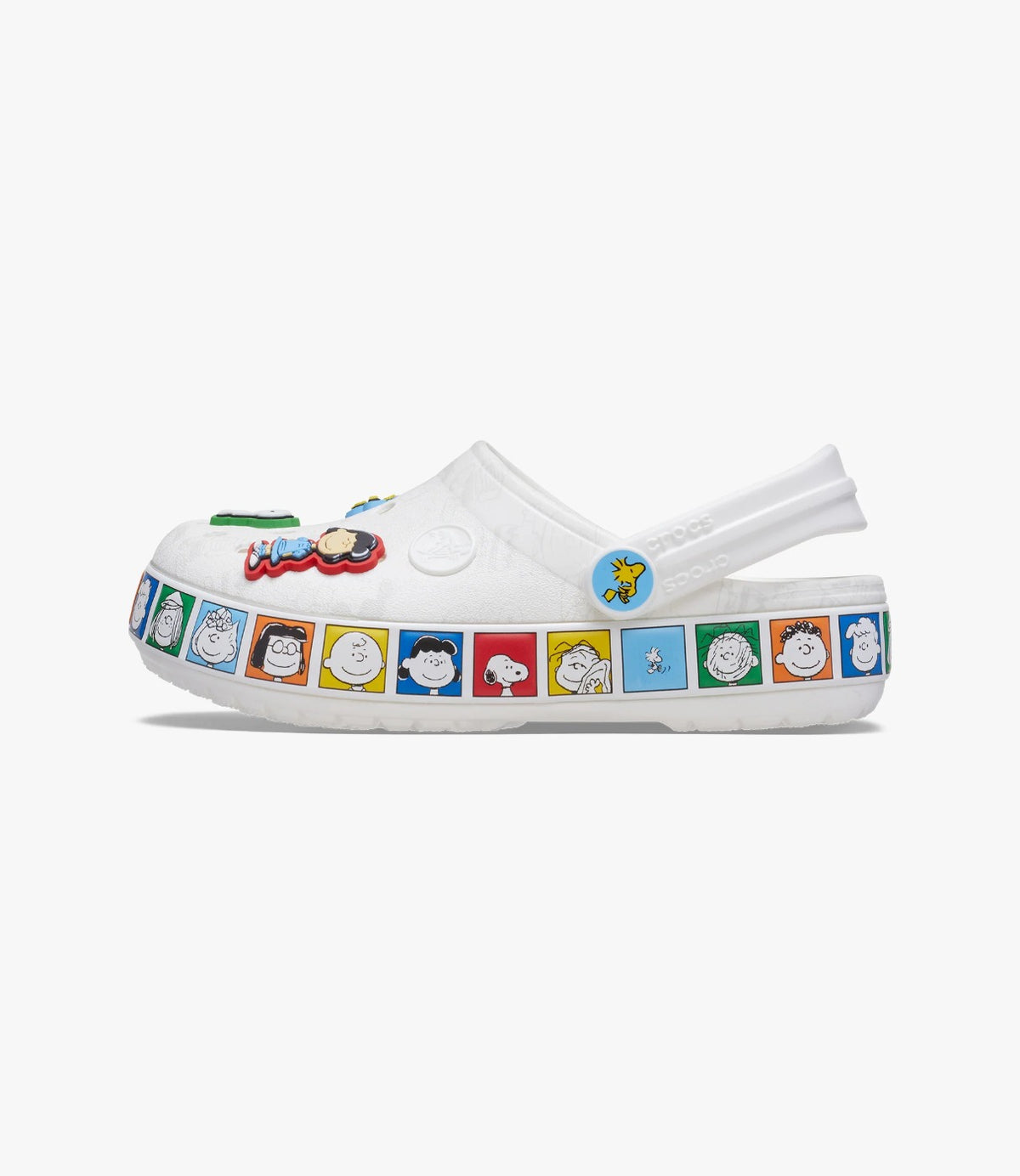 כפכף Peanuts Crocband מהצד השני, נראים איורי הדמויות לאורך הסוליה - CHOZEN