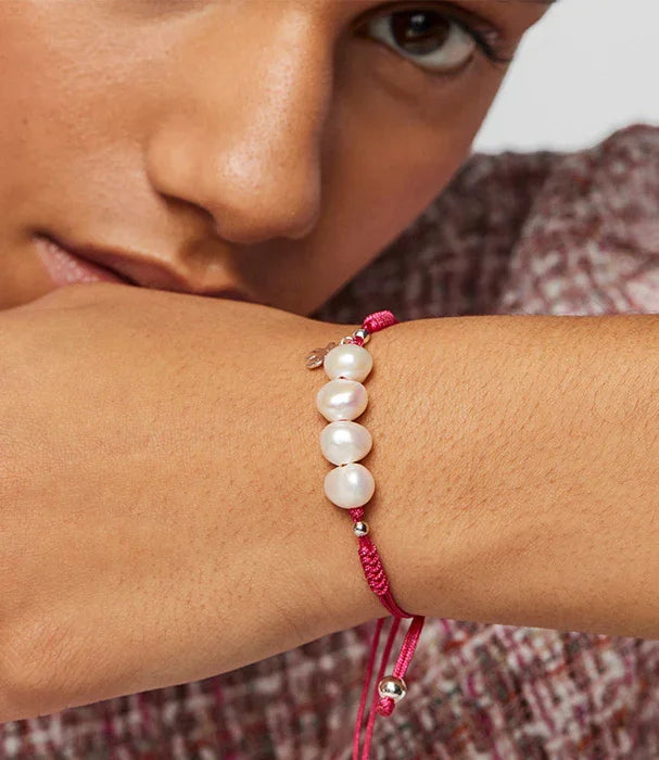 צמיד פנינים על חוט ורוד על יד אישה, תכשיטים יוקרתיים CHOZEN