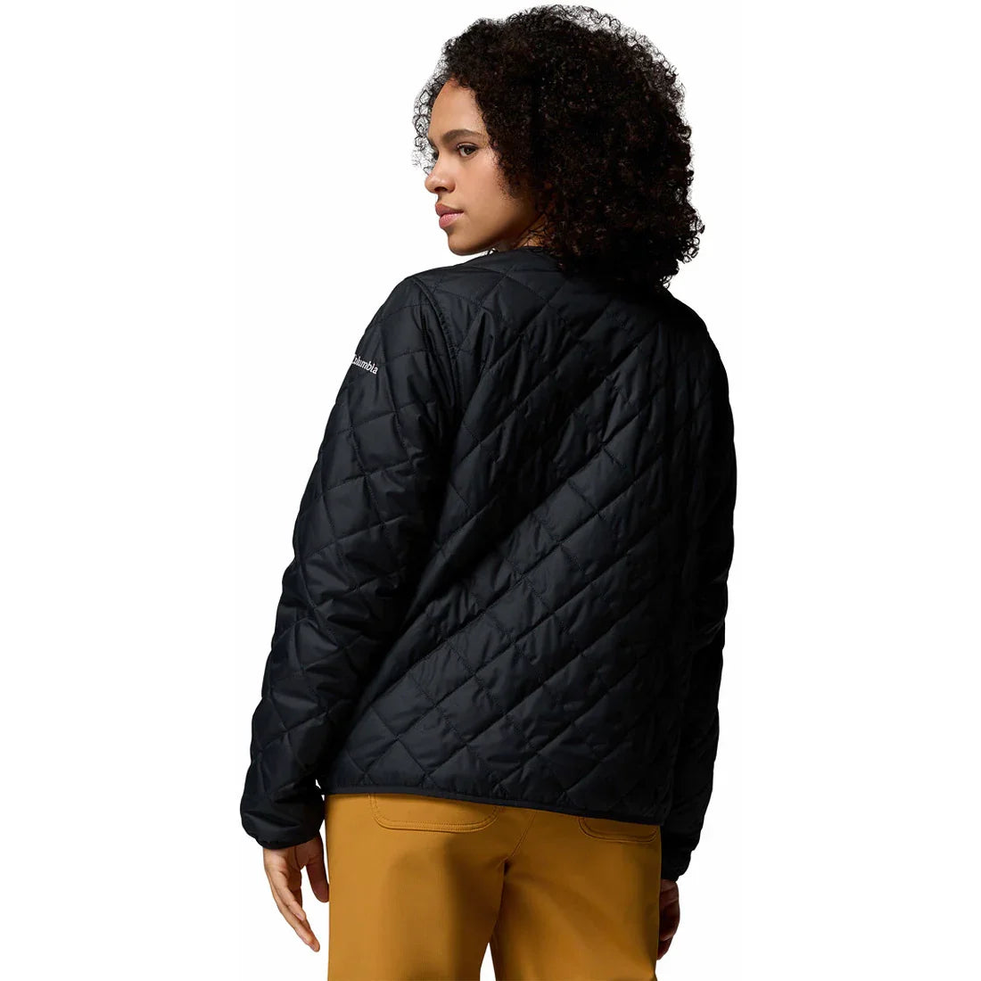 אישה לובשת מעיל שחור דמוי קווילט, אופנה חורף CHOZEN מבית קבוצת אלפא