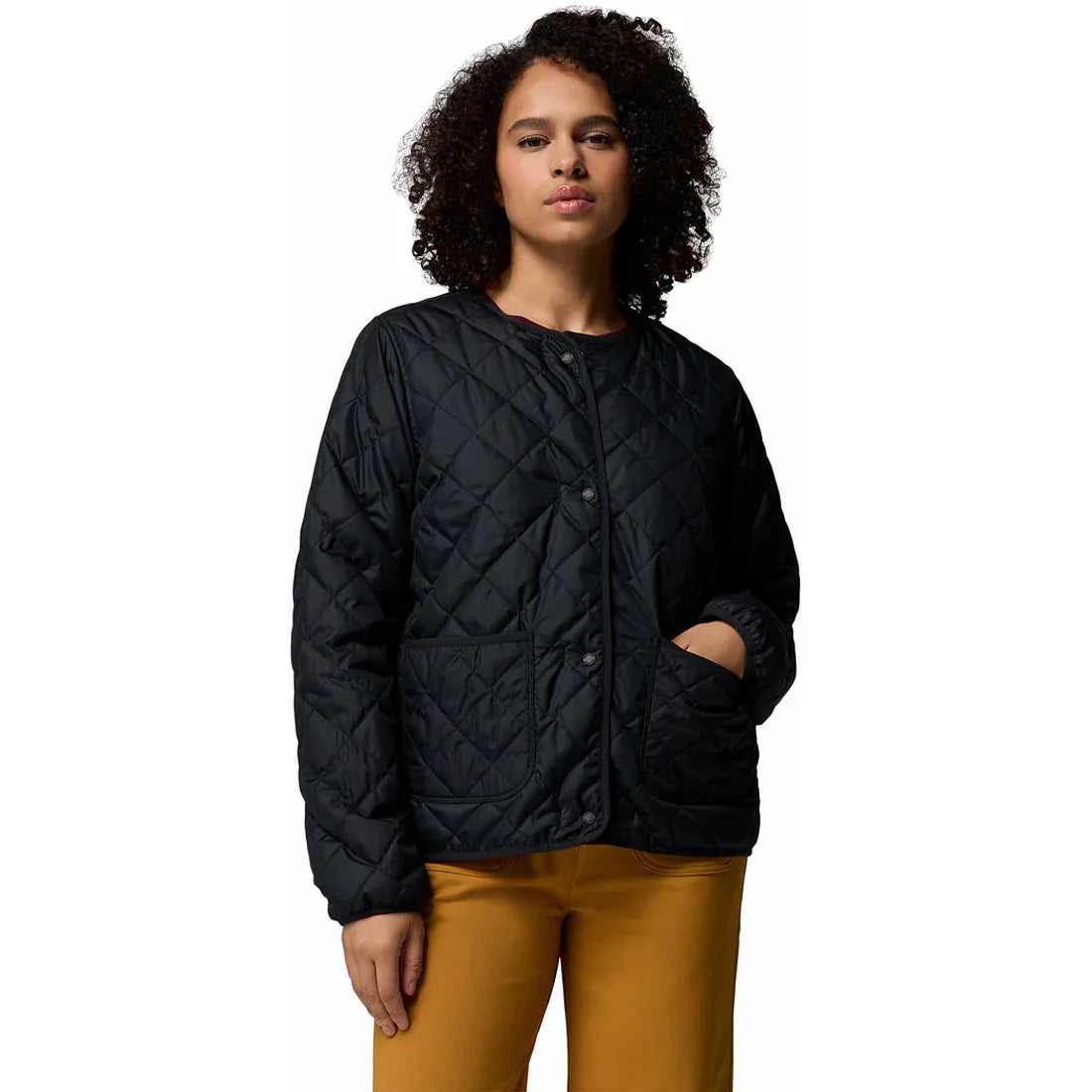 אישה לובשת מעיל קווילט שחור אופנתי, אופנת חורף CHOZEN, צילום על רקע לבן