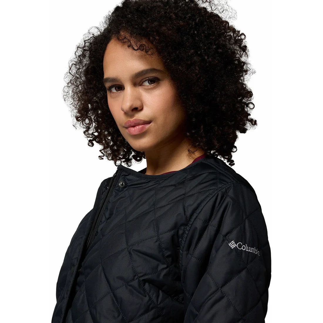 אישה לובשת מעיל קולומביה שחור בעיצוב יומיומי, CHOZEN מותגים מובילים