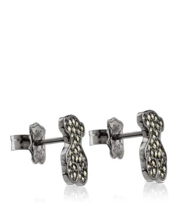 עגילי דובי מתכת כהה עם אבני קריסטל מבריקות, מבית CHOZEN, צילום תקריב מקצועי