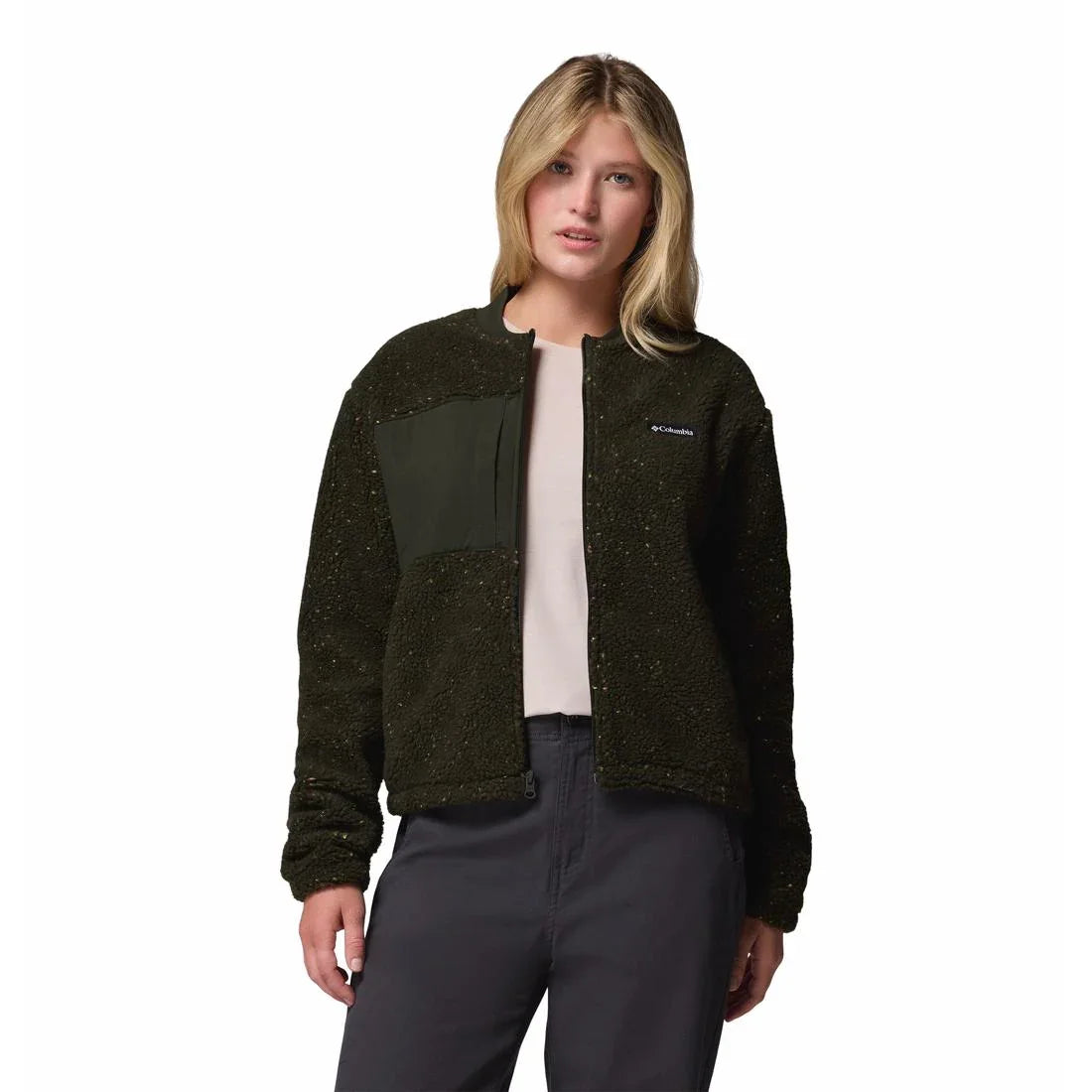 דוגמנית לובשת ג'קט פליז ירוק של קולומביה, מבית המותגים המובילים ב-CHOZEN