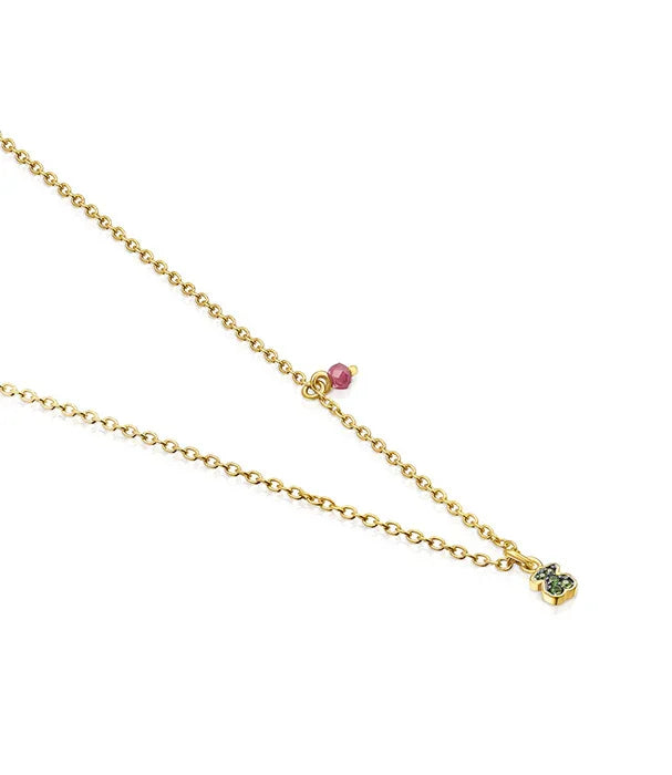 שרשרת זהב עדינה עם תליון קטן ואבן ירוקה מבית CHOZEN, צילום תקריב על רקע לבן