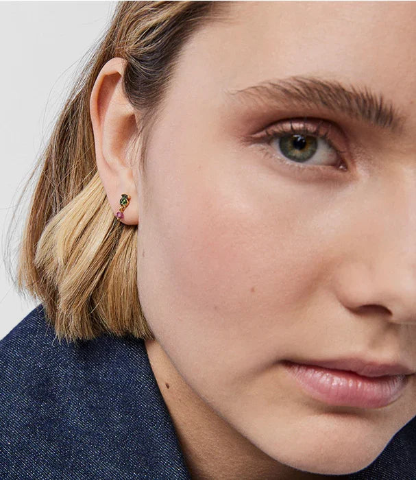 דוגמנית עם עגיל מעוצב צבעוני באוזן, צילום תקריב לאופנה באתר CHOZEN