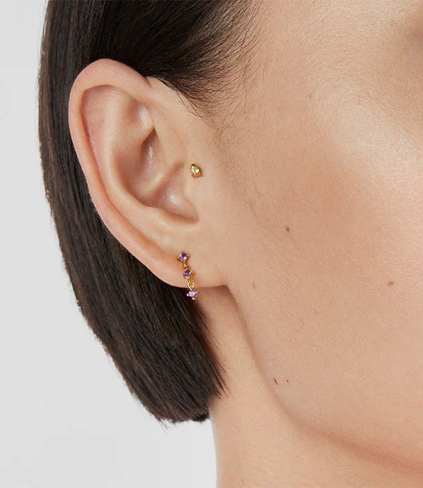 עגילי זהב עם אבני חן צבעוניות, תקריב על אוזן, CHOZEN תכשיטים אופנתיים