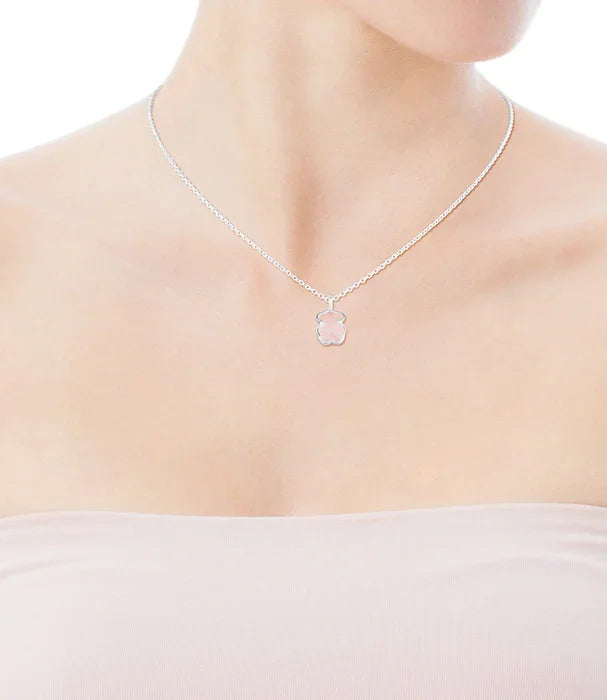 שרשרת כסף עדינה עם תליון פרח על דוגמנית, תכשיטים יוקרתיים CHOZEN