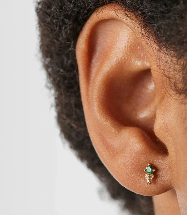 עגיל זהב קטן עם אבן ירוקה על אוזן, מבית CHOZEN, קבוצת אלפא