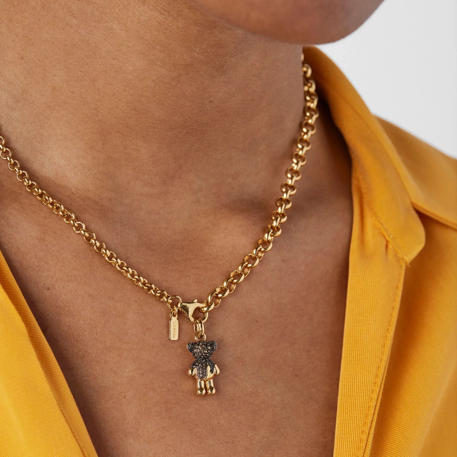 שרשרת גורמט זהב תליון דובי, אופנה טרנדית CHOZEN, צילום על חולצה צהובה